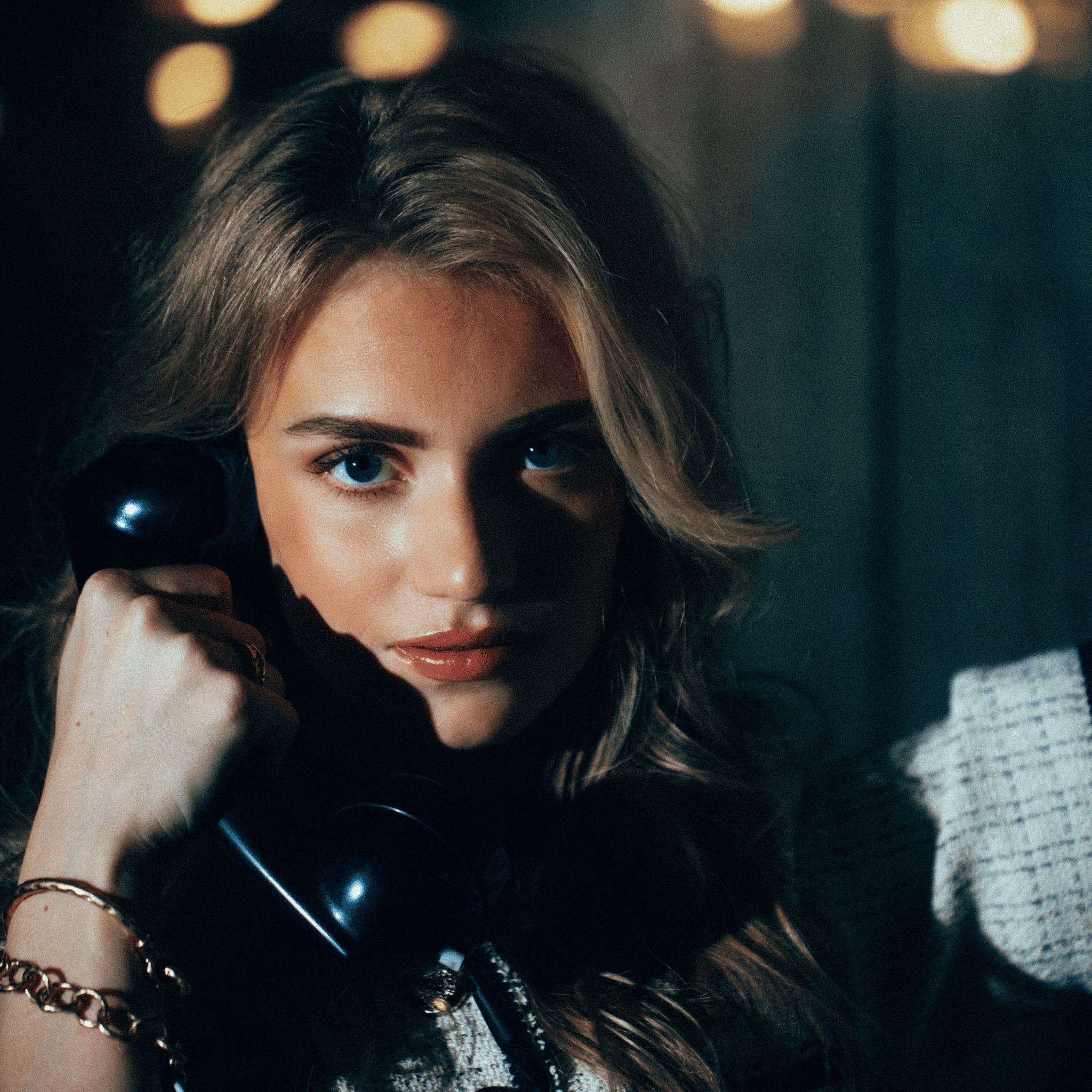 afbeelding van model met mooie wenkbrauwen en telefoon