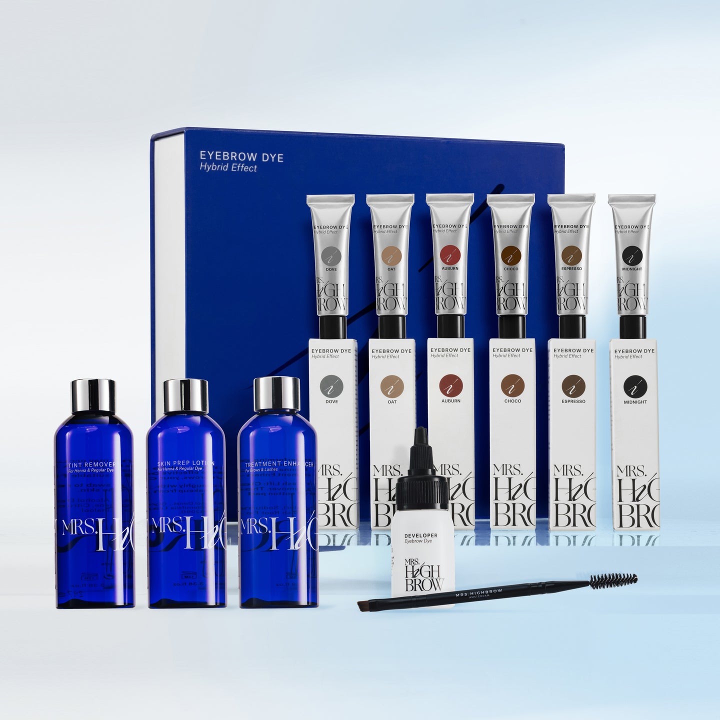 blauw box met diverse producten voor hybrid dye van mrshighbrow zoals tubes verf en skin prep lotion tint remover en treatment enhancer voor bold hybrid brows